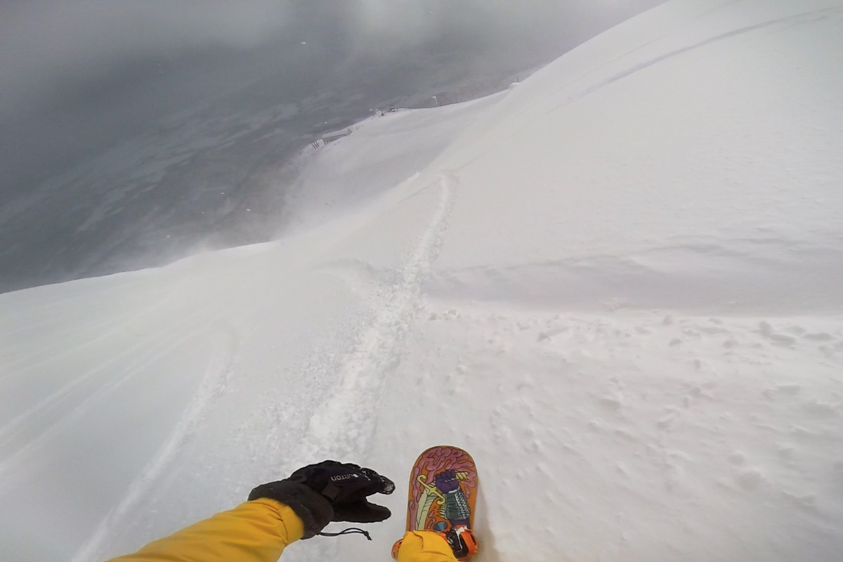 Snowboarding down from the peak of Harifu