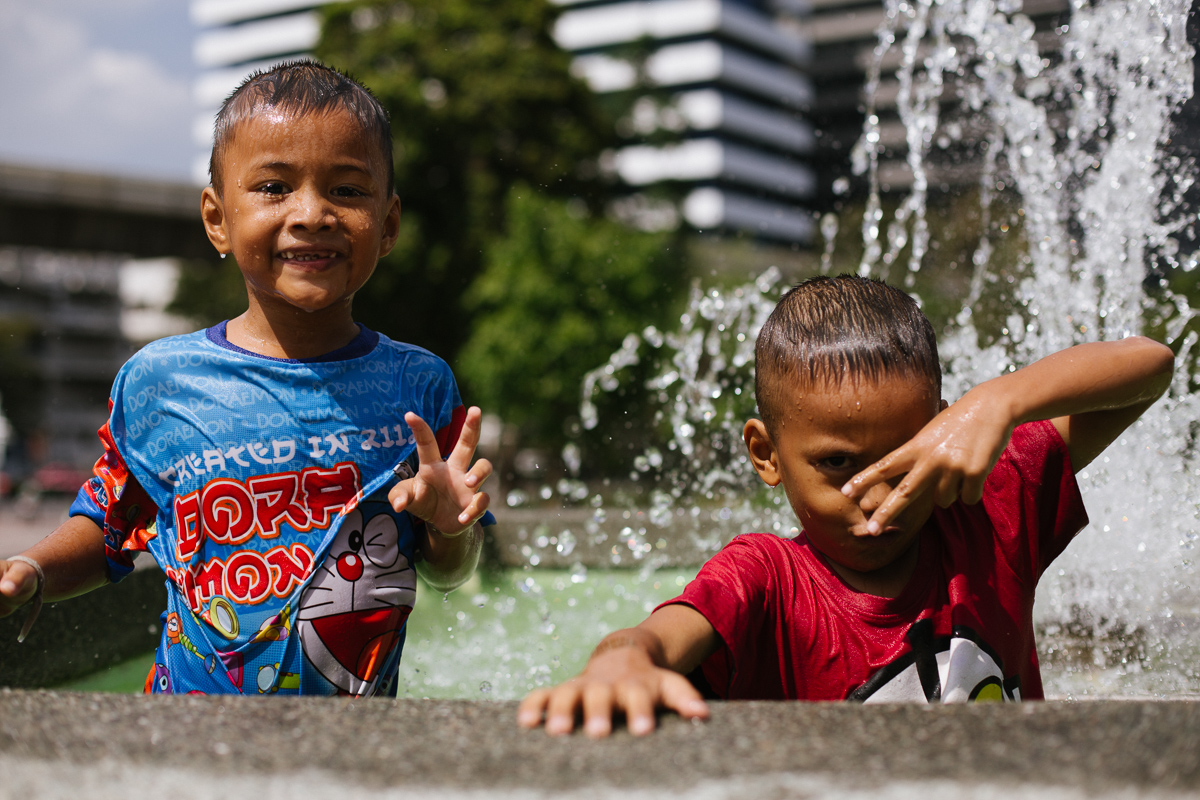 Kids play in fountain in Lumpini Park